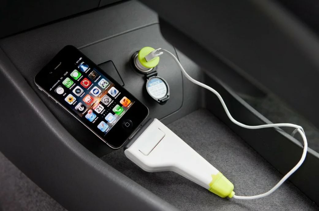 Почему заряжать мобильный телефон в машине очень опасно