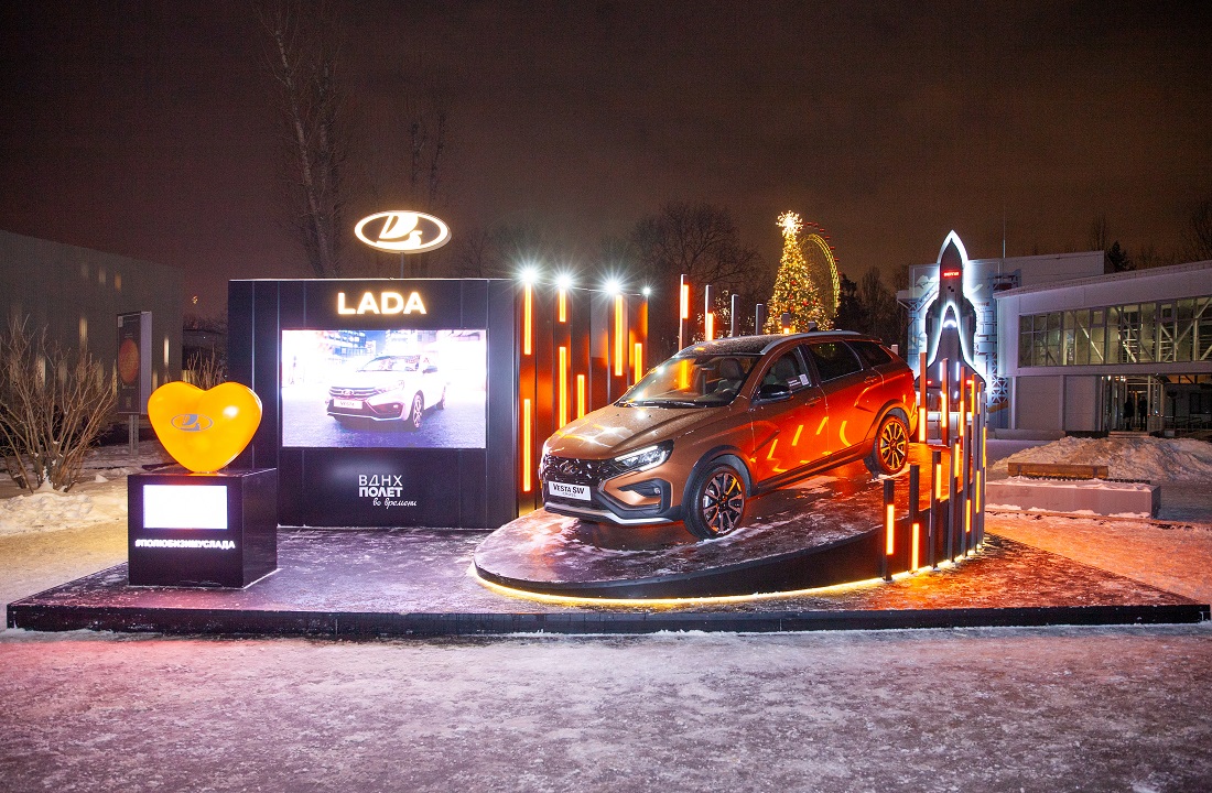 Экспонирование автомобиля LADA Vesta на катке ВДНХ