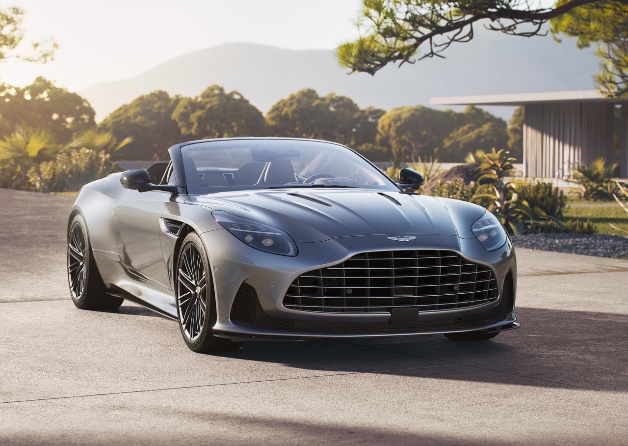 Вслед за купе Aston Martin предлагает открытую версию DB12 Volante 2024 года