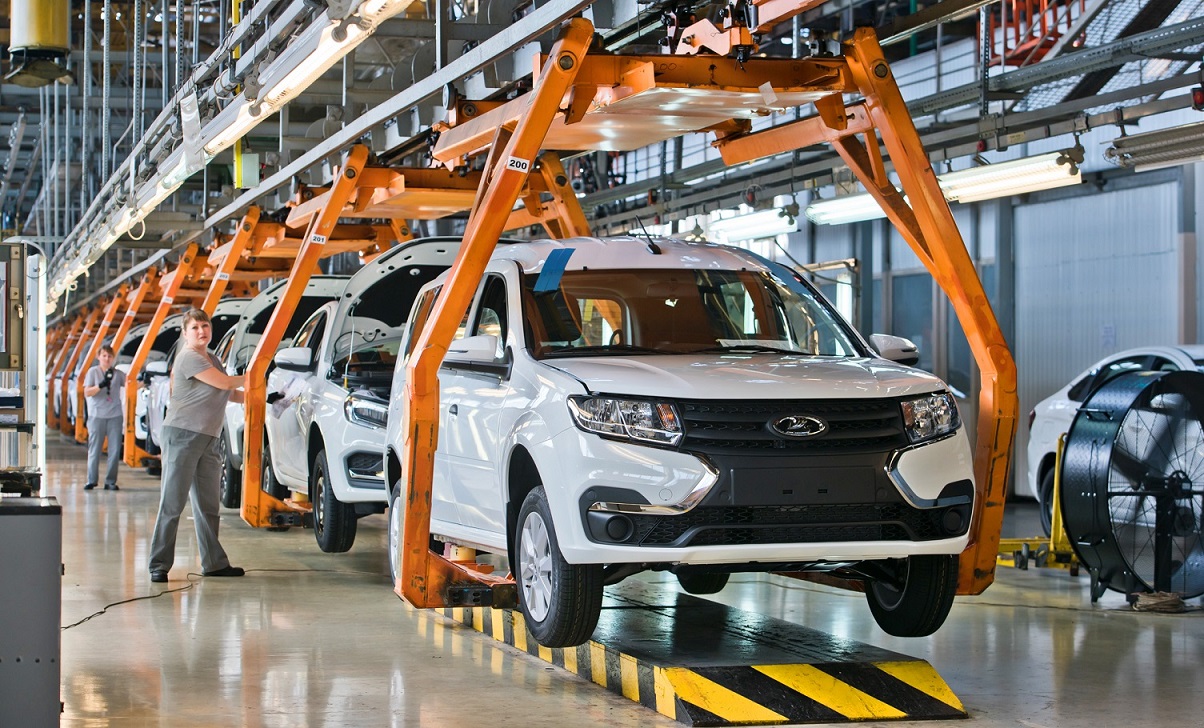 С конвейера АВТОВАЗа начинают сходить первые товарные Lada Largus