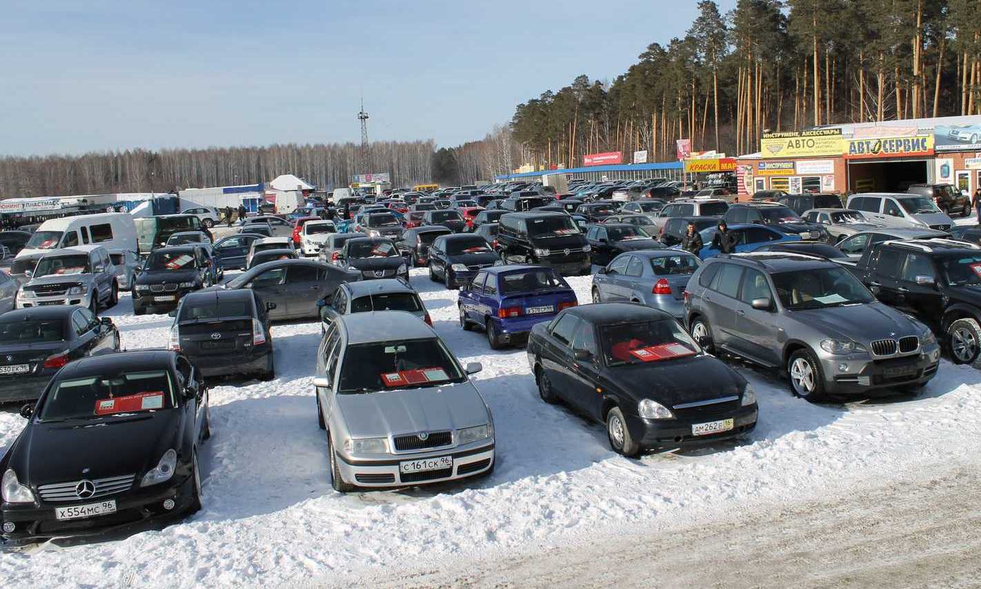 Фото подержанных автомобилей. Автомобили авторынок. Рынок автомобилей. Российский авторынок. Автомобильный рынок в Москве.