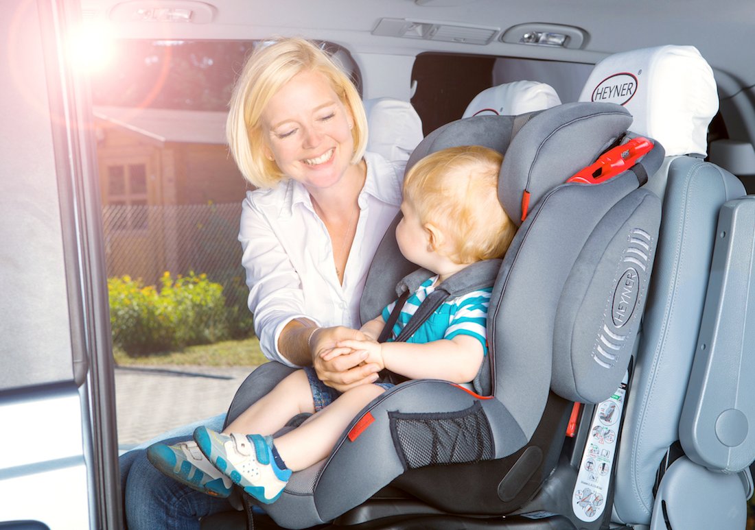 Как обезопасить ребенка в автомобиле