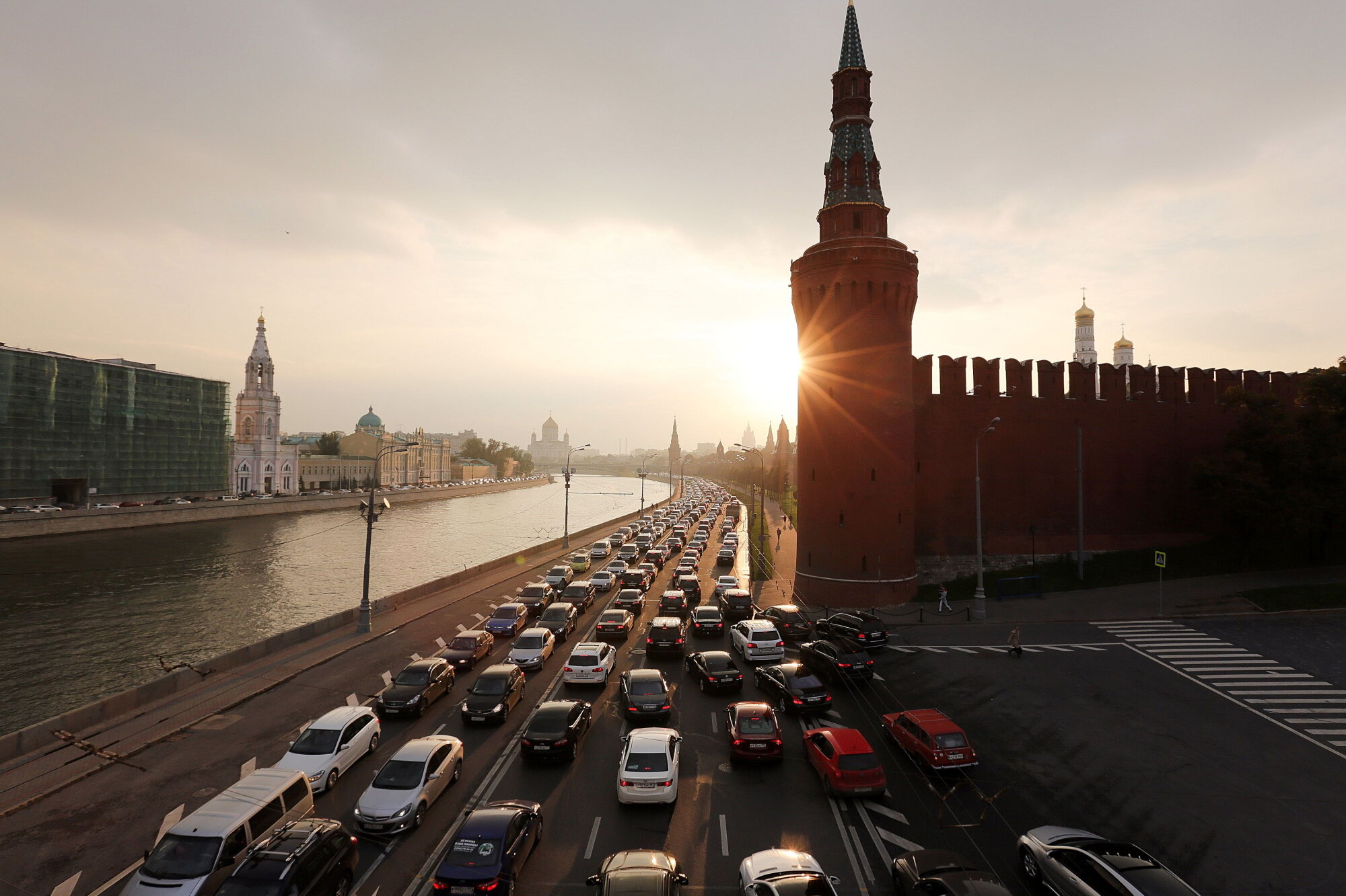 Исчезающая москва. Кремль дорога. Кремль дорога машины. BMW на кремлёвской стене. Фото Москвы на самом деле.