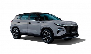 СРЕДНЕРАЗМЕРНЫЙ КРОССОВЕР DONGFENG HUGE ПОЛУЧИЛ СЕРЫЙ ЦВЕТ КУЗОВА И ЧЕРНУЮ КРЫШУ