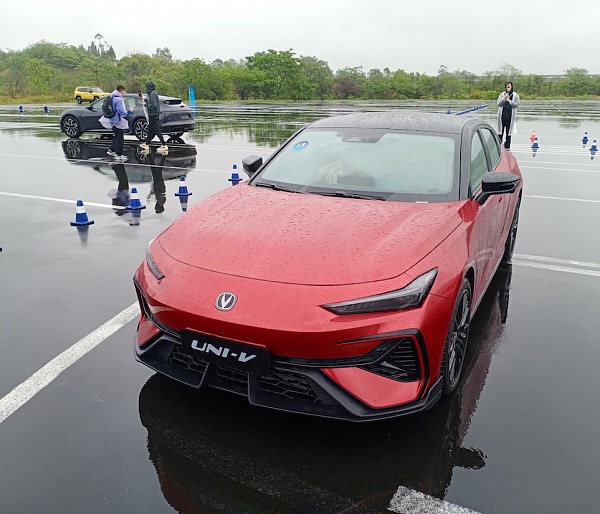 В ЭТОМ ГОДУ РОССИЯНАМ ПРЕДЛОЖАТ БОЛЕЕ МОЩНЫЙ ОБНОВЛЕННЫЙ CHANGAN UNI-V