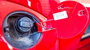 УЧАСТИЛИСЬ СЛУЧАИ СЛИВА ТОПЛИВА ИЗ ПРИПАРКОВАННЫХ МАШИН. ЕСТЬ НЕСКОЛЬКО СПОСОБОВ ОТ ЭТОГО УБЕРЕЧЬСЯ