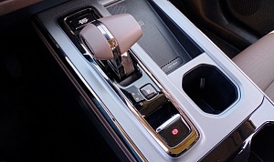 ТРИ ИЗ ЧЕТЫРЕХ РЕАЛИЗОВАННЫХ В 2025 ГОДУ АВТОМОБИЛЕЙ — НА «АВТОМАТЕ»