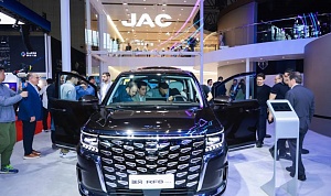 С ПОДМОСТКОВ ШАНХАЯ — В РОССИЮ. КОМПАНИЯ JAC ПРИВЕЗЕТ К НАМ МИНИВЭН RF8