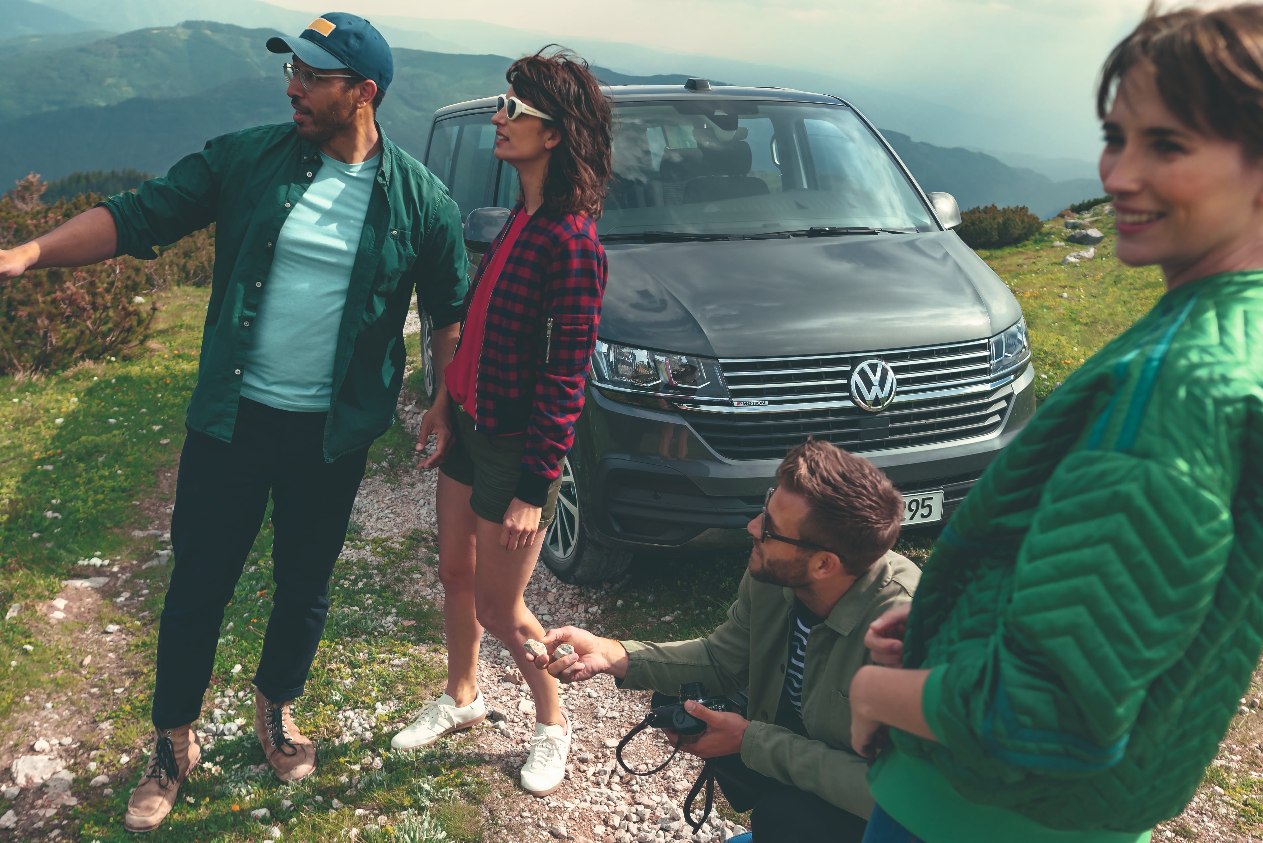 Пройдите тест-драйв на Volkswagen Caravelle 6.1 с семьей”